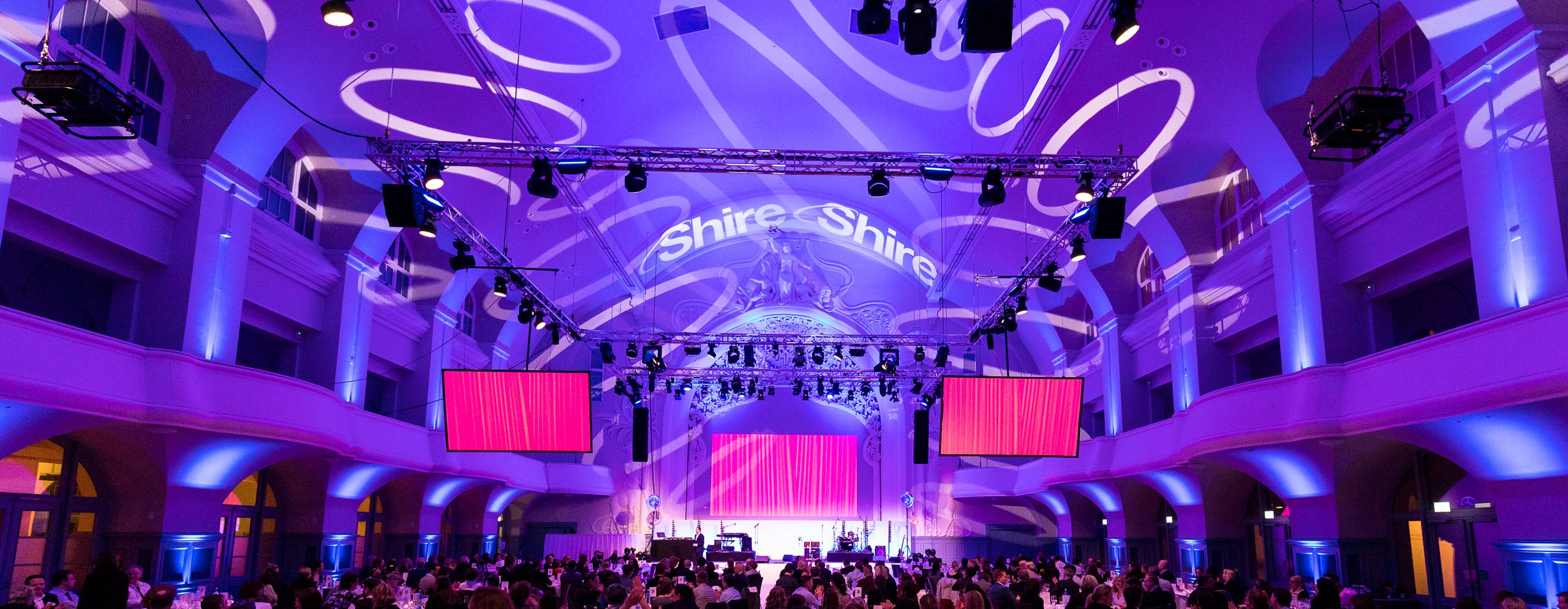 Header-Visual Eventplanung – Bühne mit Lichtshow bei einer Veranstaltung