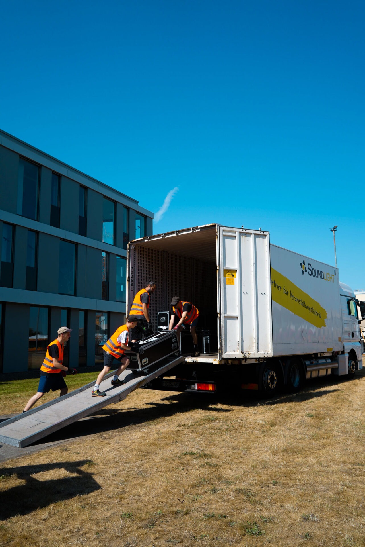 Techniker bei der technischen Umsetzung eines Events