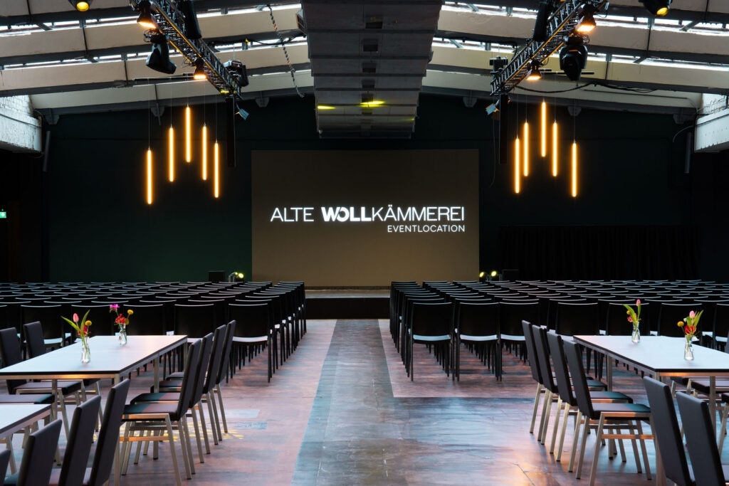 Bestuhlter Veranstaltungsraum in der Alten Wollkämmerei