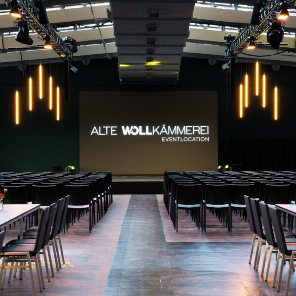 Bestuhlter Veranstaltungsraum in der Alten Wollkämmerei